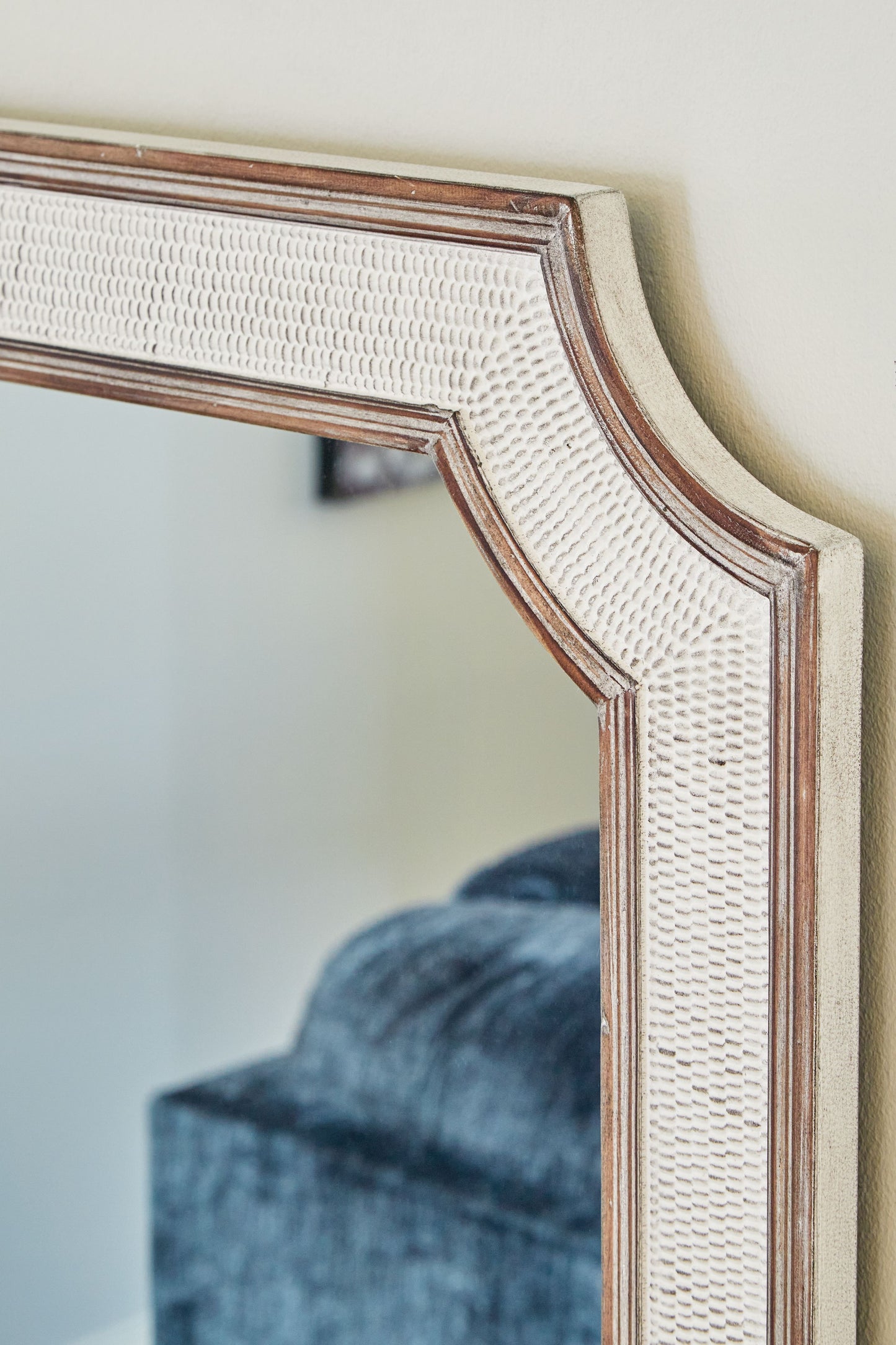 Howston - Antique White - Accent Mirror