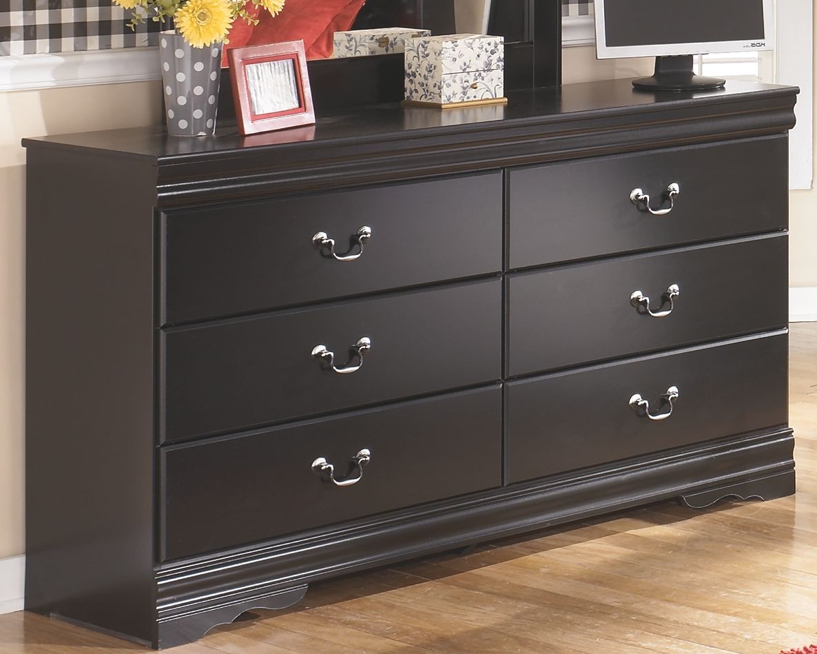 Huey Vineyard - Black - Dresser, Mirror